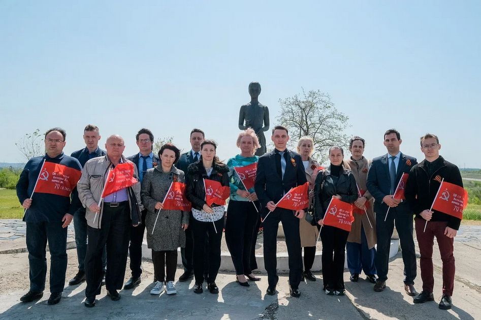 Волгоградский ЦСМ Росстандарта принял участие в церемонии возложения цветов на Братской могиле и на Мемориальном комплексе «Солдатское поле»!